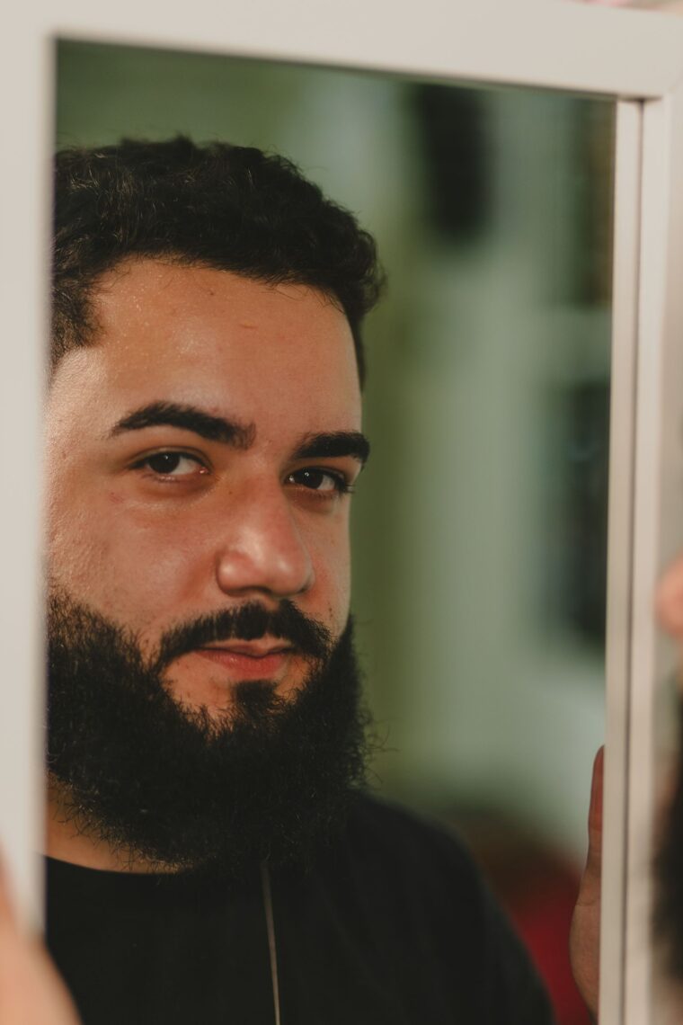 תקריב פנים של גבר עם זקן